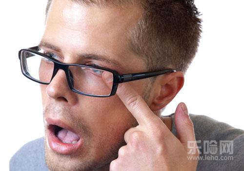 眼睛凹陷是什么原因,眼睛凹陷是怎么回事-乐哈