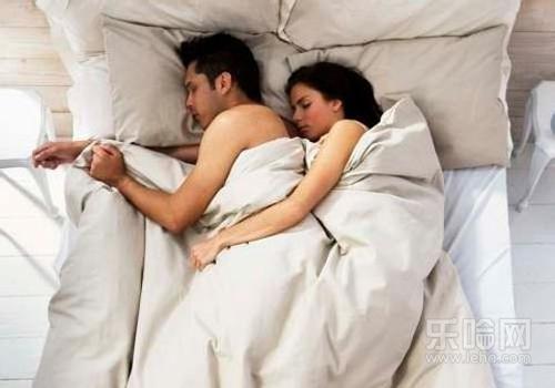 睡觉裸睡好还是穿睡衣好,穿睡衣睡觉好还是裸