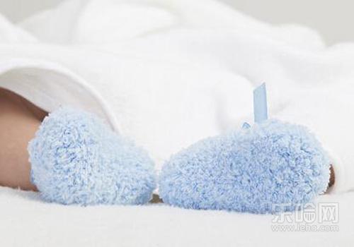 宝宝穿袜子睡觉好不好,宝宝晚上睡觉穿袜子好
