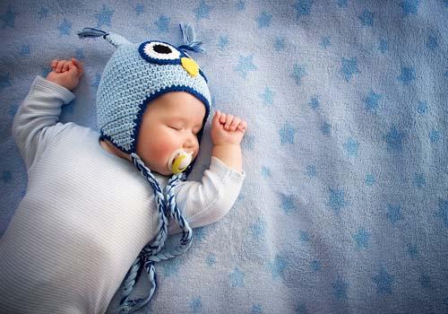 冬天宝宝睡午觉要脱外套吗 根据不同情况决定