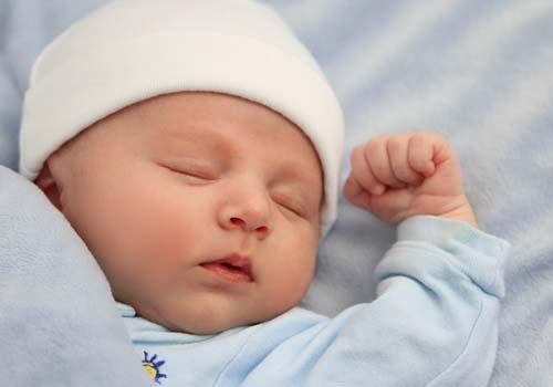 冬天宝宝睡午觉要脱外套吗 根据不同情况决定