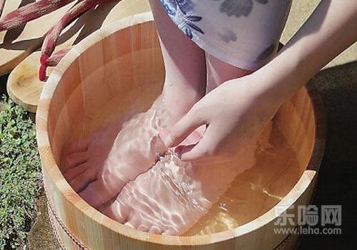 热水泡脚出汗怎么回事,热水泡脚出汗好吗-乐哈