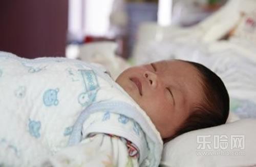 宝宝头睡偏了长大后会好吗,宝宝头睡扁了还能