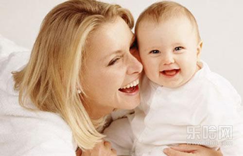 宝宝头睡偏了怎么办,宝宝头睡偏了怎么纠正-乐