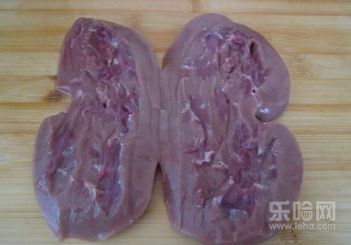 炭烤猪腰子前的腌制