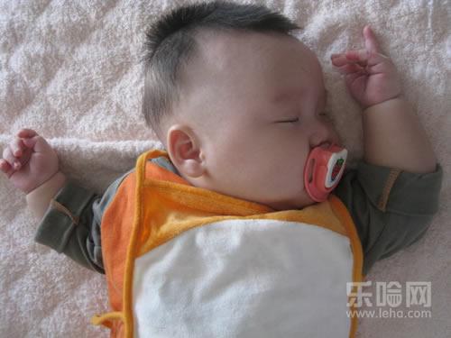 安抚奶嘴晚上可以含着睡觉吗,安抚奶嘴睡觉要