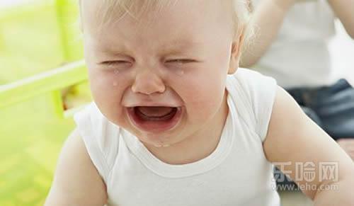 宝宝摔倒额头肿了怎么办,宝宝摔了一跤额头上