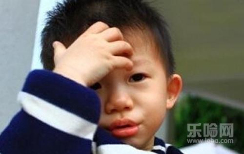 宝宝摔倒额头肿了怎么办,宝宝摔了一跤额头上