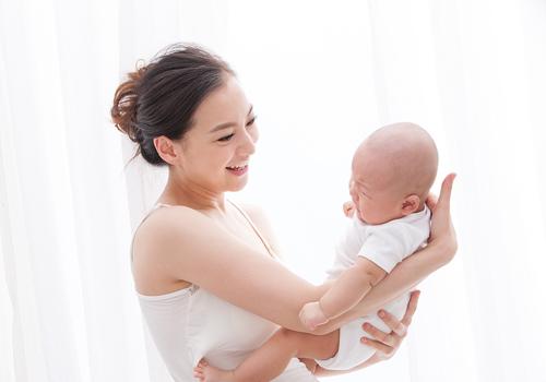 宝宝咳嗽有痰怎么拍背 找对痰的位置,简单4步