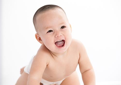 宝宝咳嗽有痰怎么拍背 找对痰的位置,简单4步