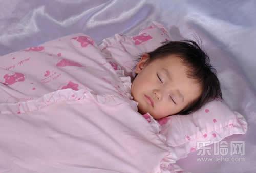 冬天宝宝睡觉穿什么,冬天宝宝睡觉穿几件衣服