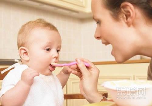 人工喂养的宝宝什么时候添加辅食,奶粉喂养的