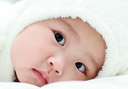 刚出生的女宝宝下面有白色分泌物 一定要正确