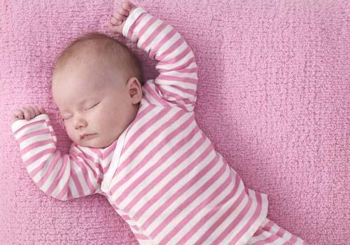 刚出生的女宝宝下面有白色分泌物 一定要正确