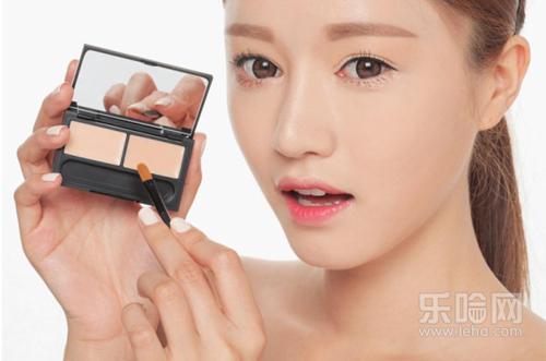 下眼袋肿是怎么回事,眼袋肿是什么原因-乐哈健