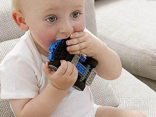 宝宝喜欢咬东西怎么办,宝宝老爱咬东西怎么办