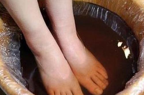 泡脚对妇科病有好处吗 用什么泡脚治妇科病