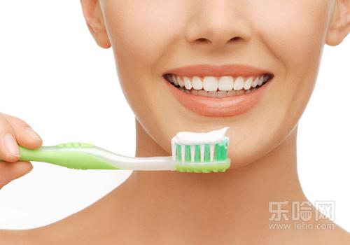 牙膏加盐可以美白牙齿吗,刷牙加盐能美白牙齿