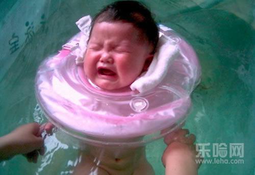 宝宝游泳哭闹怎么办,宝宝游泳哭的厉害,宝宝游