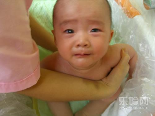 宝宝游泳哭闹怎么办,宝宝游泳哭的厉害,宝宝游