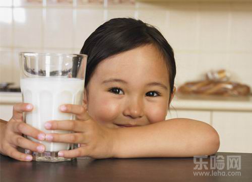 睡前喝牛奶好吗,睡前喝牛奶有什么好处,睡前喝