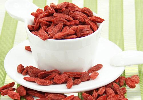 枸杞子能和蒲公英一起泡水喝吗,枸杞子和蒲公