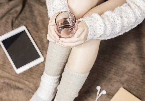 天冷睡觉脚凉怎么回事 脚冷还老上火怎么办