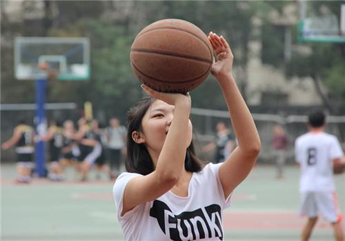 女生打篮球腿会变粗吗女生打篮球穿什么鞋