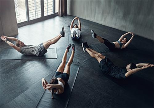 仰卧起坐腿弯着难还是直着难,仰卧起坐背疼怎