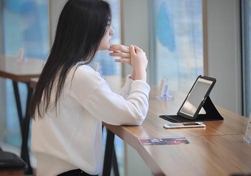 女生腿毛吃什么能淡化 女孩汗毛重吃什么调理