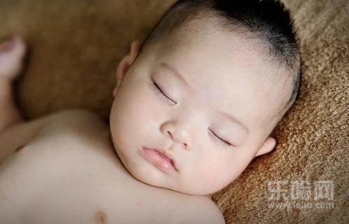 三个月宝宝睡觉老是摇头,三个月宝宝睡觉老是