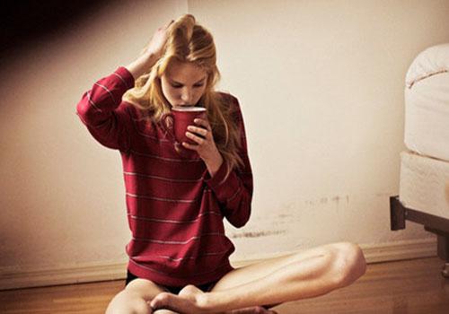 经期肚子痛是什么原因 各年龄阶段原因不同