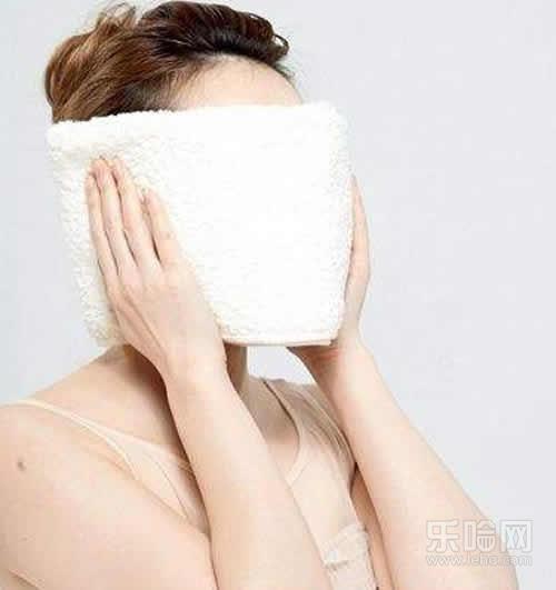 热毛巾敷脸的危害,热毛巾敷脸有什么坏处-乐哈