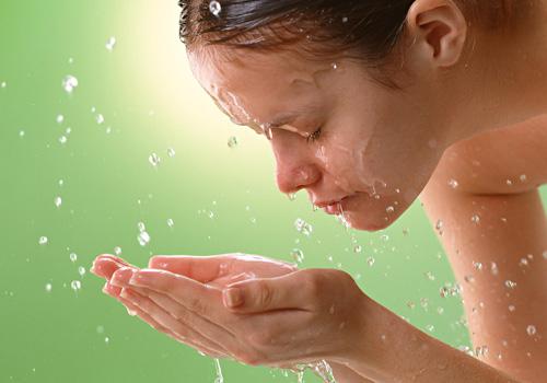 脸过敏红痒可以用盐水洗吗