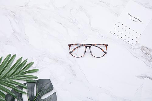 隐形眼镜那面是正面怎么区分隐形眼镜的正反面 乐哈健康网