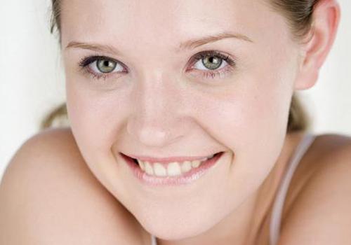 假牙怎么清洗,用力刷、泡热水反伤假牙!4步骤