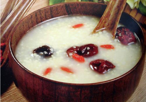 小米熬粥配什么最好,小米和什么熬粥最养胃