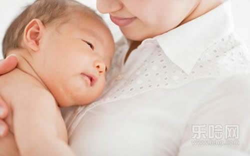 两个月宝宝睡觉不踏实总扭来扭去,两个月宝宝