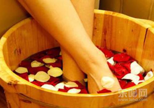 红花泡脚的功效与作用,红花泡脚的功效,红花泡